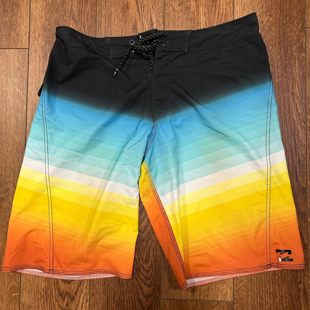 Billabong Multicolor Platinum X Fluid Men’s Size 33 Board Shorts Gradient Design